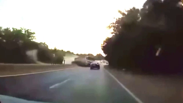 ANIMAȚIE GRAFICĂ a tragediei de pe centura Capitalei. Camionul a intrat pe contrasens după ce i-a explodat un cauciuc