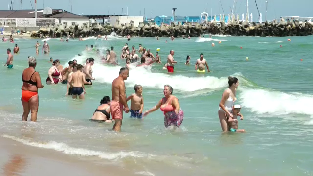 Turiștii ignoră steagul roșu și avertismentele salvamarilor. „Și ce ar trebui să facem? Să ieșim din apă?”