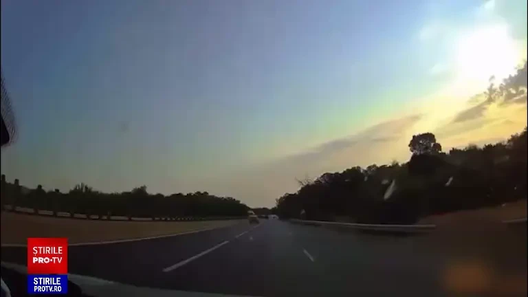 Accident mortal pe centura Bucureștiului. Momentul în care un TIR rupe parapetul și strivește o mașină pe contrasens