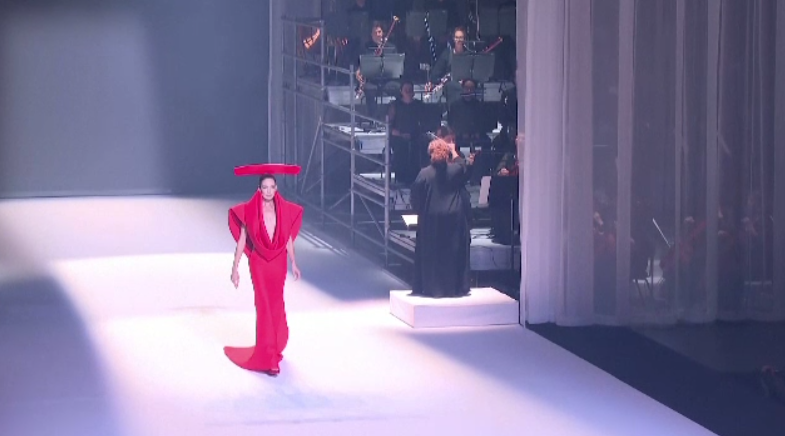 Chanel a marcat 110 ani de creații haute couture. Casa de modă a creat un spațiu de prezentare ca pe vremea lui Coco Chanel