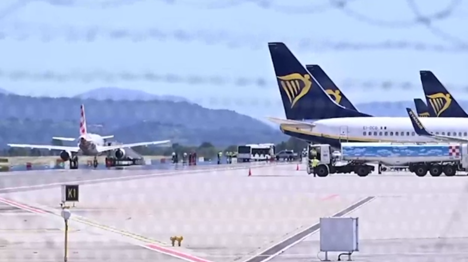 Incident grav pe aeroportul Bergamo de lângă Milano. Un bărbat a murit după ce a fost aspirat în motorul unui avion