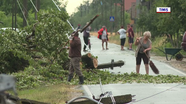 România încinsă de caniculă a fost măturată și de vijelii. ”Nu am văzut în viața mea așa ceva”