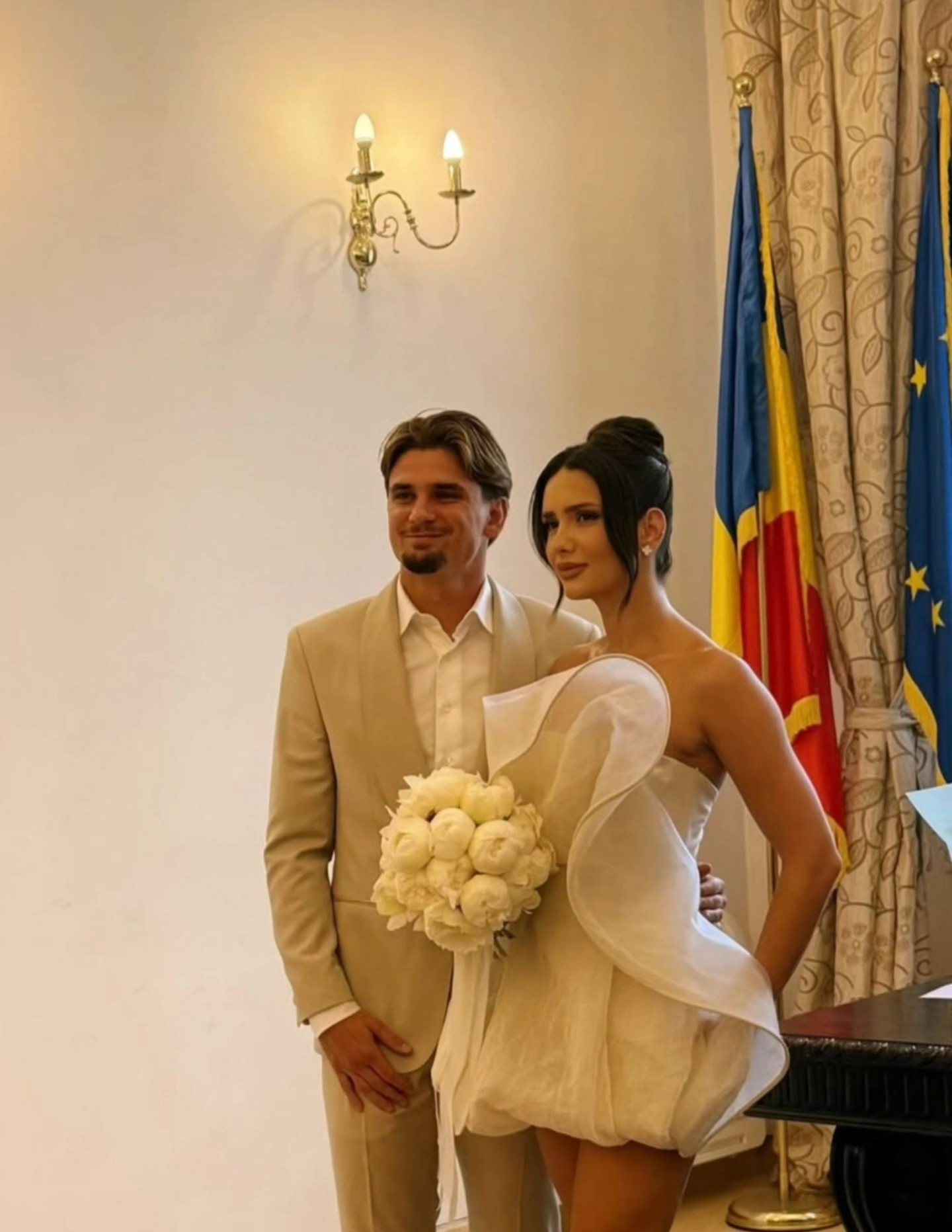 Răzvan Marin s-a căsătorit civil. Cine este Crina, soția mijlocașului tricolor. FOTO