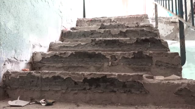 Zeci de familii trăiesc în condiții greu de imaginat, într-un bloc social al Primăriei Iași. Ce spun autoritățile