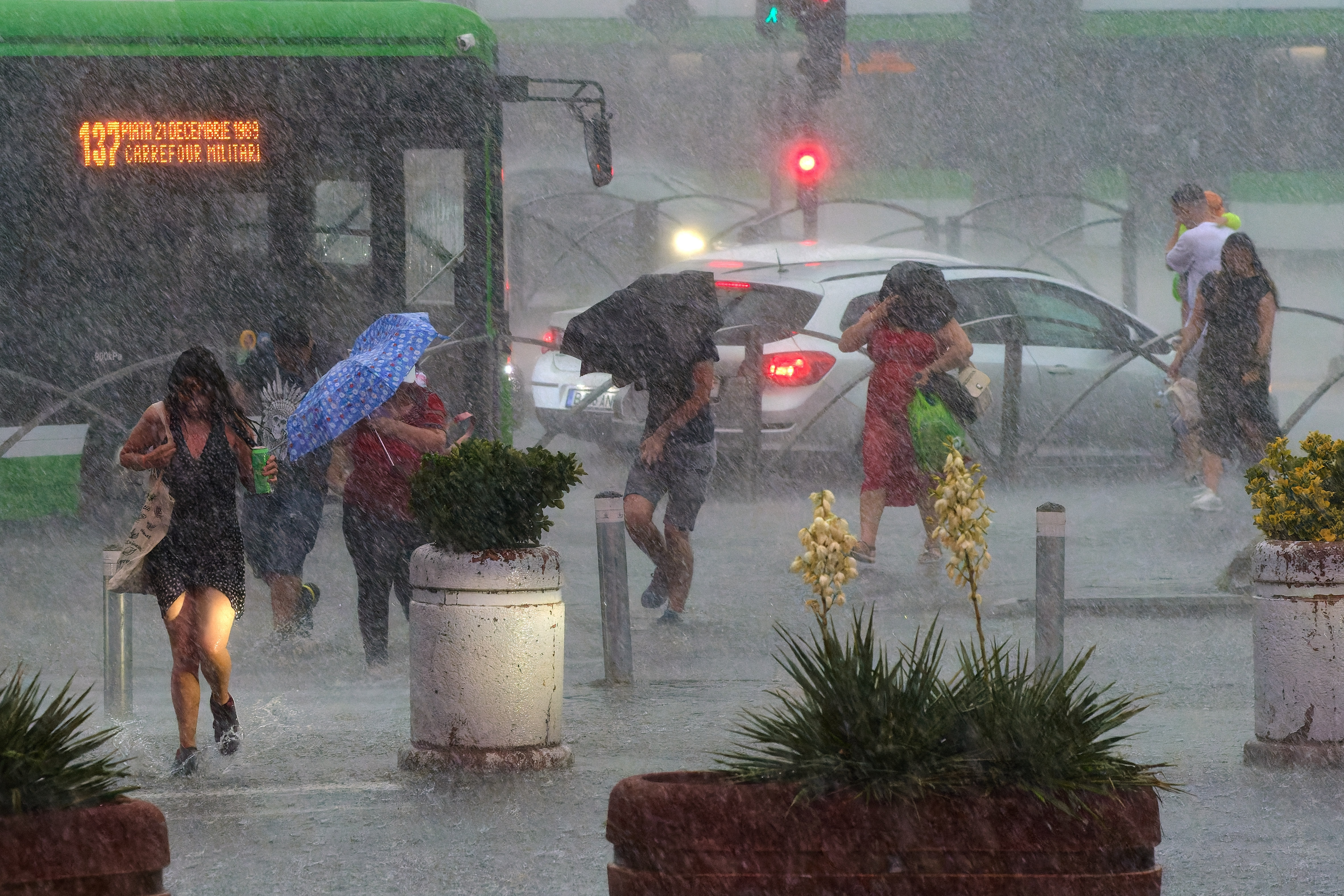 După valul de caniculă, vremea se schimbă radical. ANM: Fenomenele extreme îşi vor face apariţia încă de sâmbătă