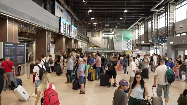 Românii se sufocă în trenuri fără aer condiționat. Un tânăr a venit cu ventilatorul de acasă