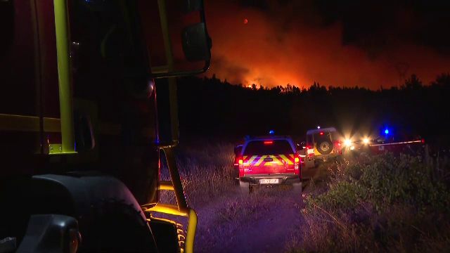 Incendiile fac ravagii în sudul Franței. Pompieri români ajută la stingerea focului care a ajuns până în curțile oamenilor