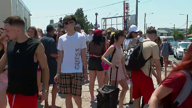 Costineștiul devine epicentrul distracției. „Beach, Please!” a blocat traficul și a adus zeci de mii de turiști la mare