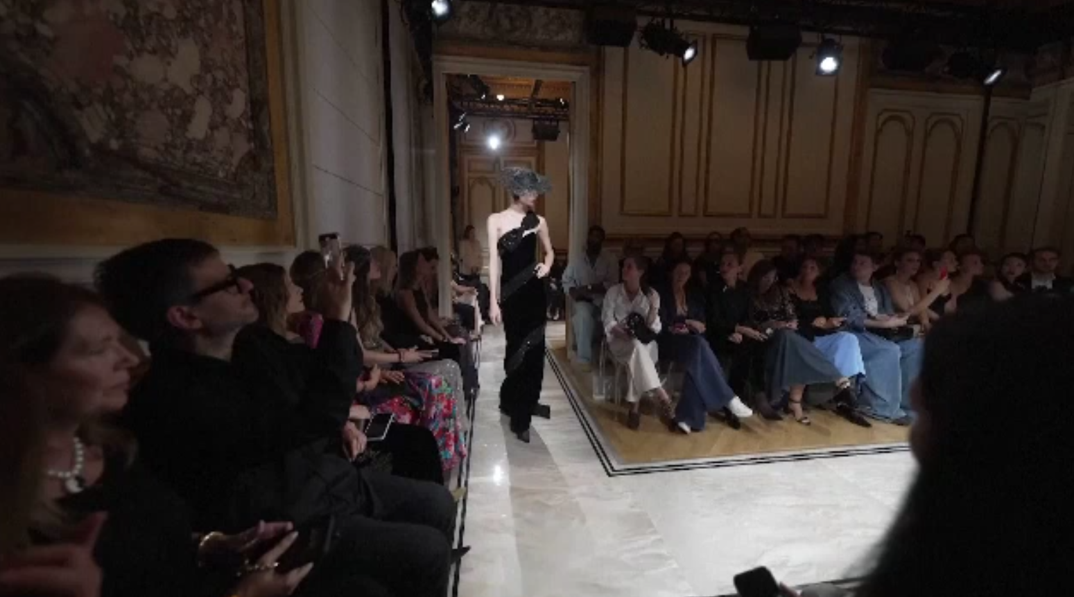 Casa de modă Armani și-a prezentat noua colecție la Paris. Marele absent la prezentare a fost chiar Giorgio Armani