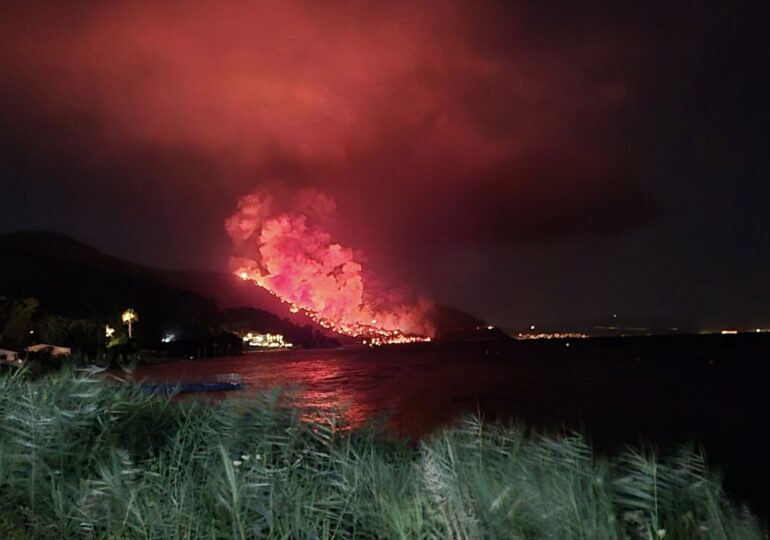 Incendiu puternic în Thassos, insula preferată a românilor. Intervenție aeriană în curs, drumuri blocate