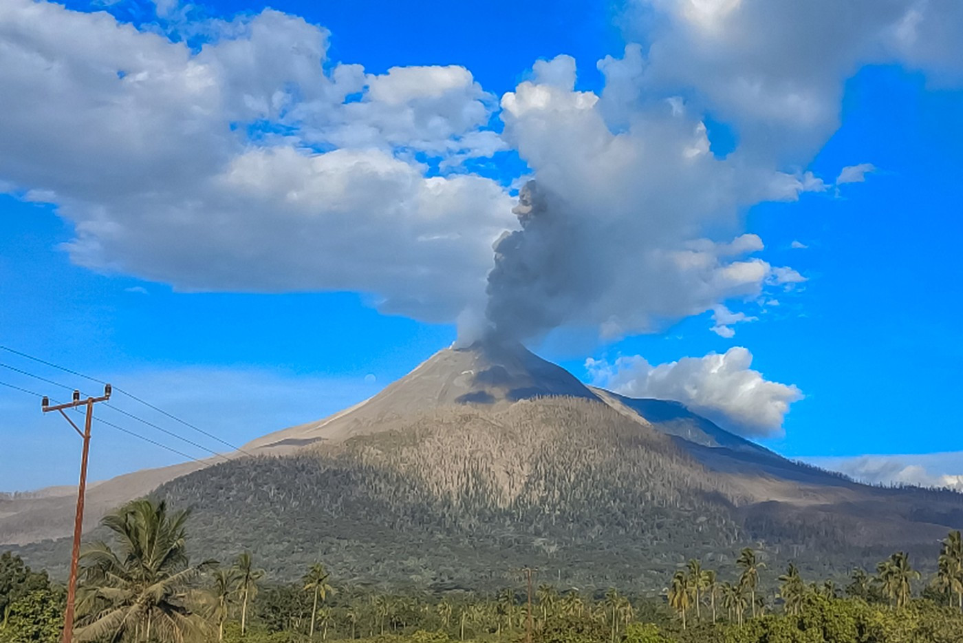 Atenționare de călătorie pentru românii care vizitează insulele Flores sau Bali, din cauza unei noi erupții vulcanice