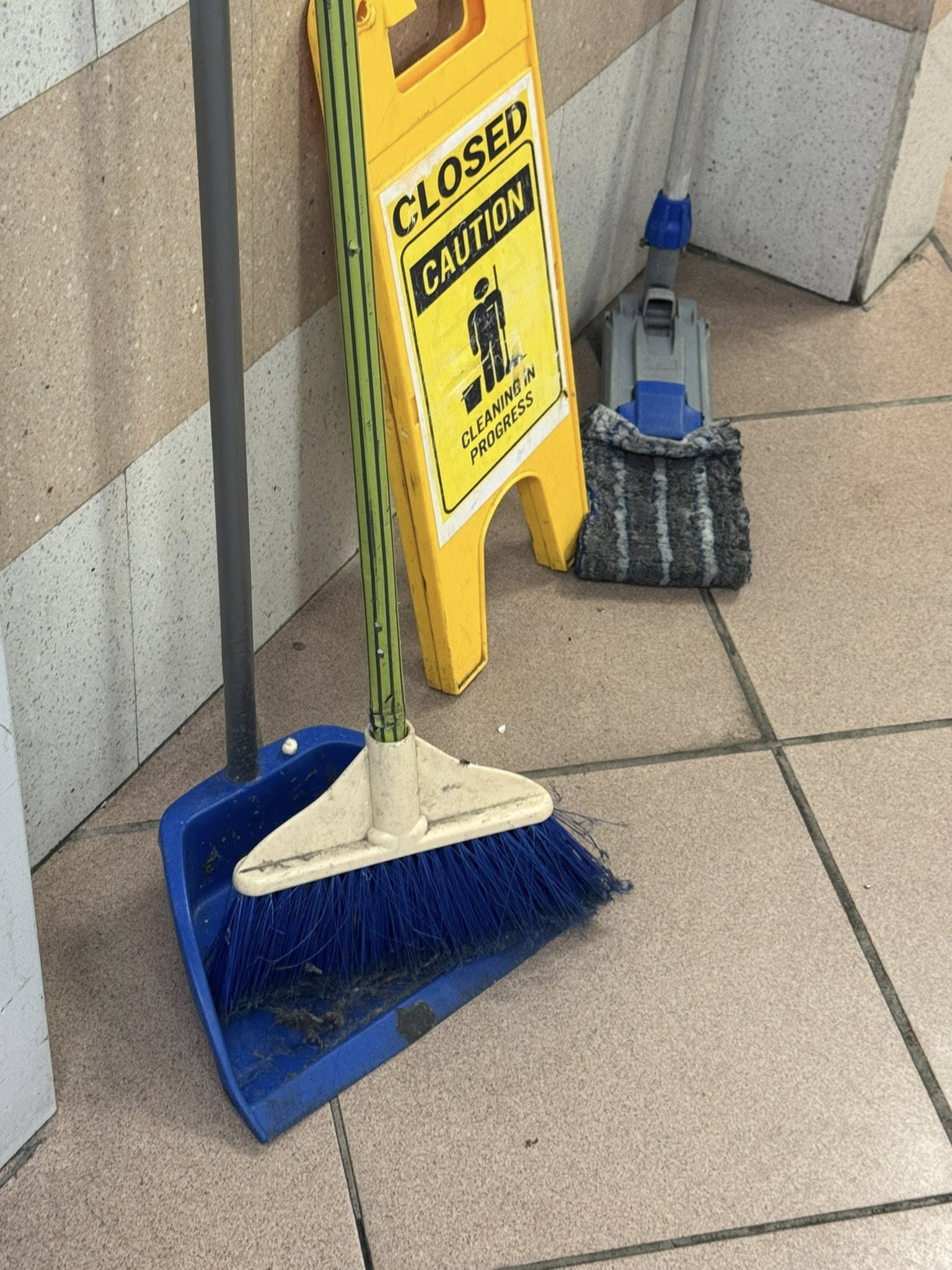 Regizorul Tudor Giurgiu, revoltat de condițiile din Aeroportul Otopeni: E mizerie. Bagajele îți ajung la peste 45 de minute