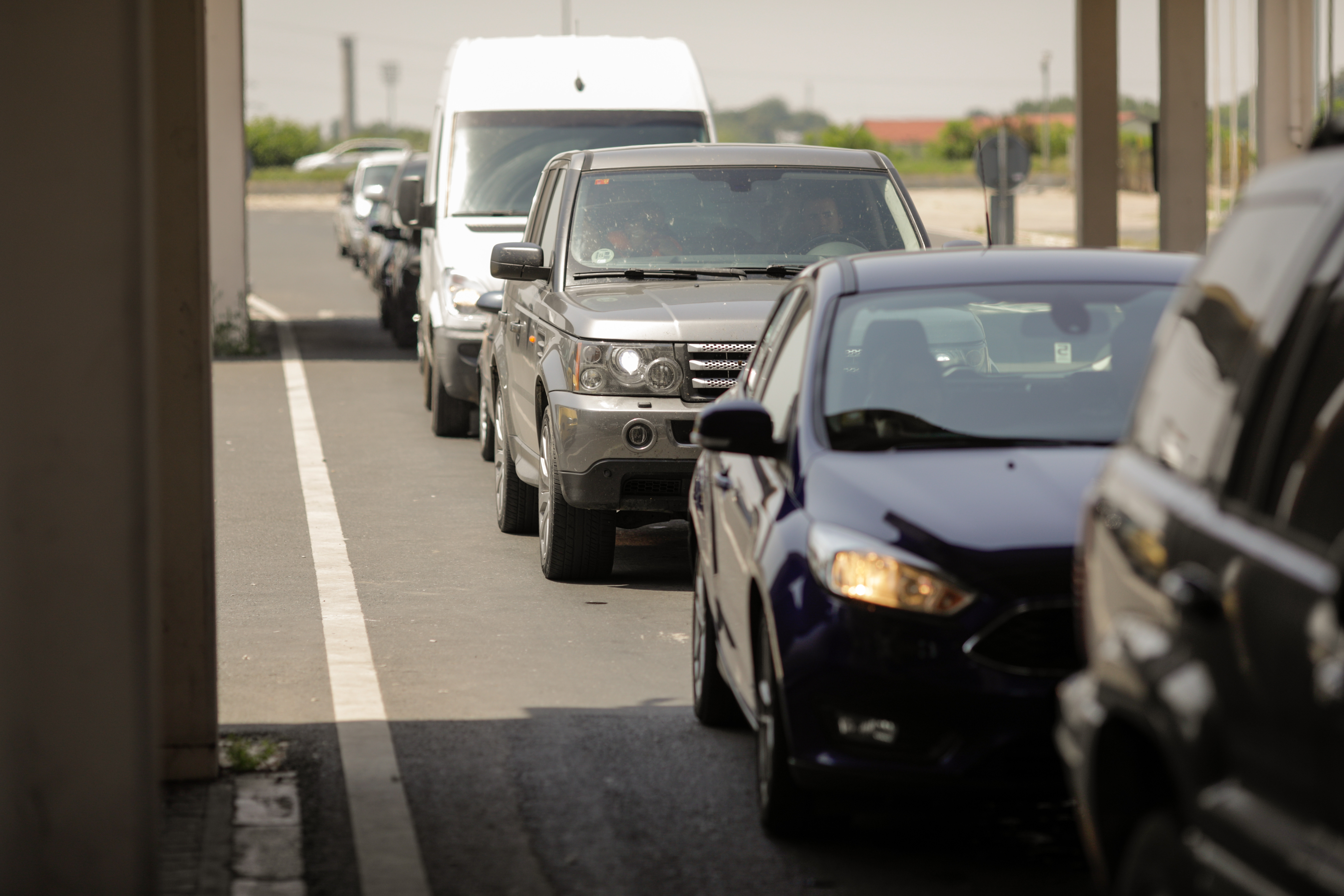 Un bărbat, arestat după ce a încercat să introducă ilegal în țară cinci migranți irakieni. Doi dintre ei erau în portbagaj