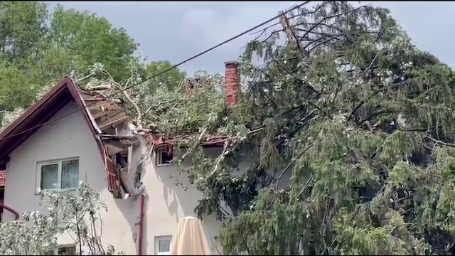 „Nenorocire, sfârșitul lumii!”. Pagube de milioane de lei în Sinaia după furtuna puternică. Și Castelul Peleș a fost avariat