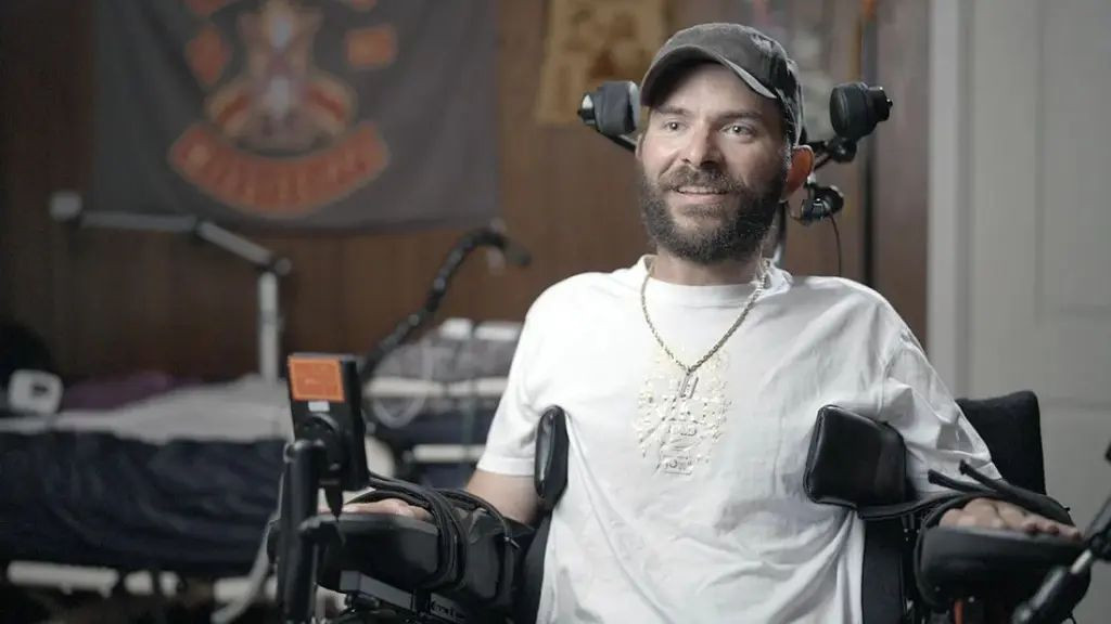 Un veteran complet paralizat deschide televizorul cu puterea gândului și un cip Neuralink implantat în creier