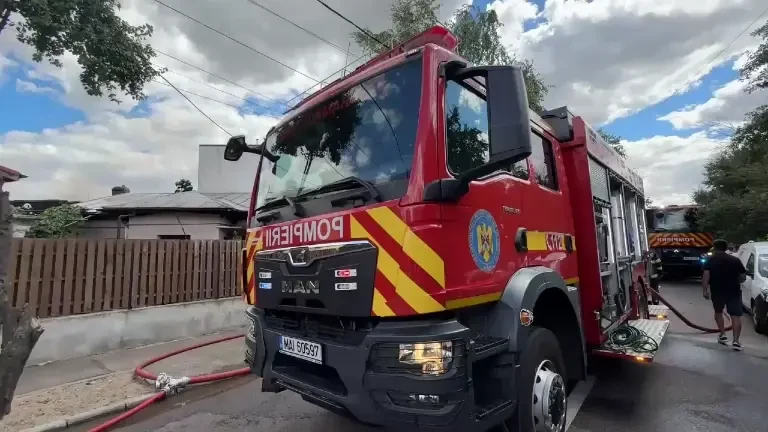 Incendiu de proporții în Capitală. Mai multe locuințe din Sectorul 1 au fost cuprinse de flăcări. VIDEO