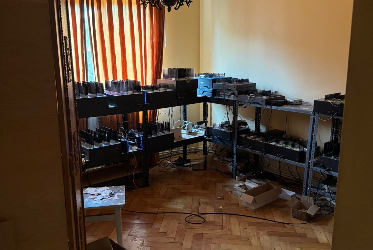 20.000 de cartele prepay, descoperite în casa unui bărbat din Zalău, bănuit că înșela oameni prin telefon | FOTO