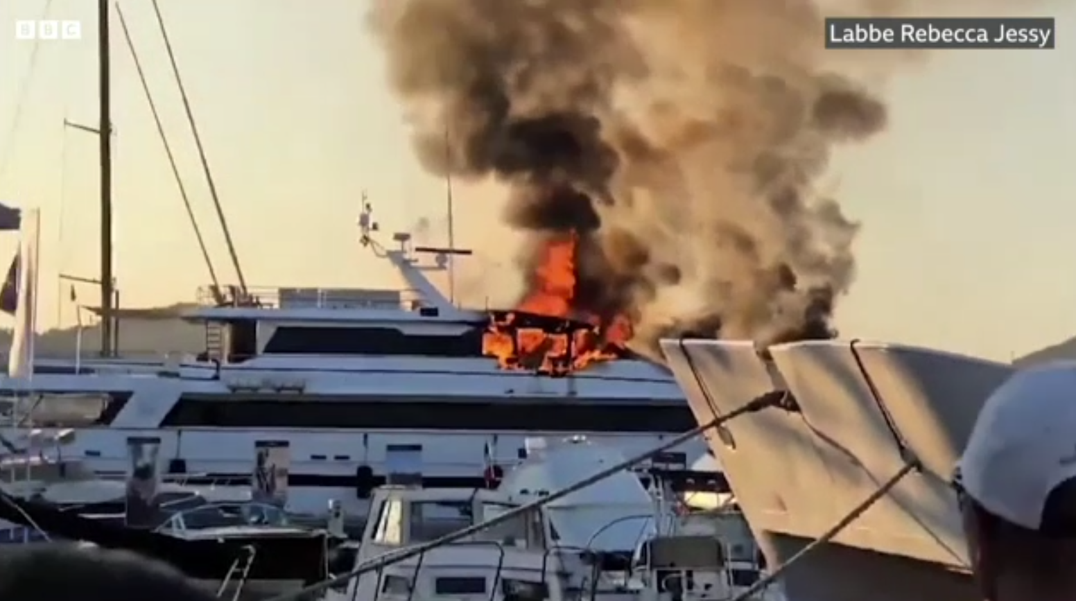 Yacht de aproape 80 de milioane de euro a luat foc în portul din Saint‑Trope. Nava era închiria cu 65.000 euro pe săptămână
