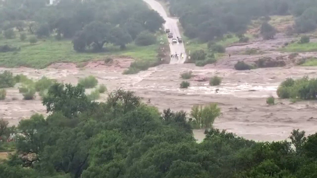 Poveștile impresionante ale supraviețuitorilor urgiei din Texas: „Am spart placajul ca să ieșim”