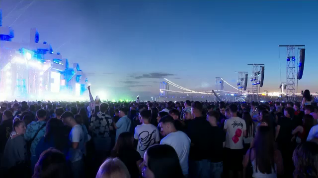Continuă distracția la „Beach, Please!”. 90.000 de tineri în a doua noapte a festivalului.„Atmosfera este super mișto”