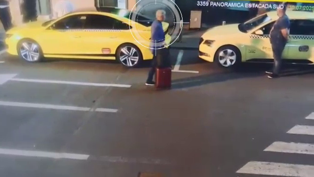 Momentul în care Dacian Cioloș a fost refuzat de un taximetrist pe Otopeni. Regulile au fost schimbate în aeroport