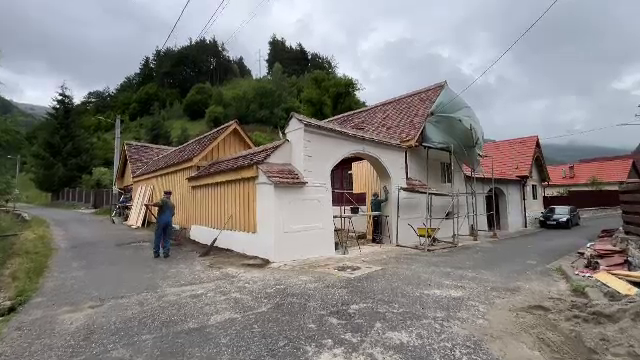 Case țărănești reparate cu fonduri din PNRR. Ce sume primesc românii care vor să-și restaureze locuințele tradiționale