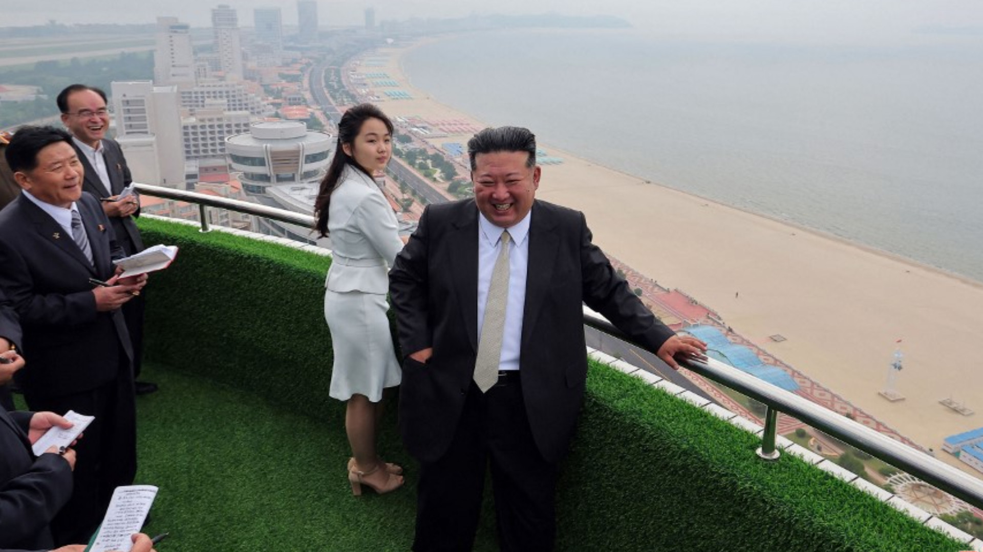 Primii turiști străini care au ajuns în noua stațiune de lux pe plajă din Coreea de Nord. Pe cine a primit Kim Jong Un