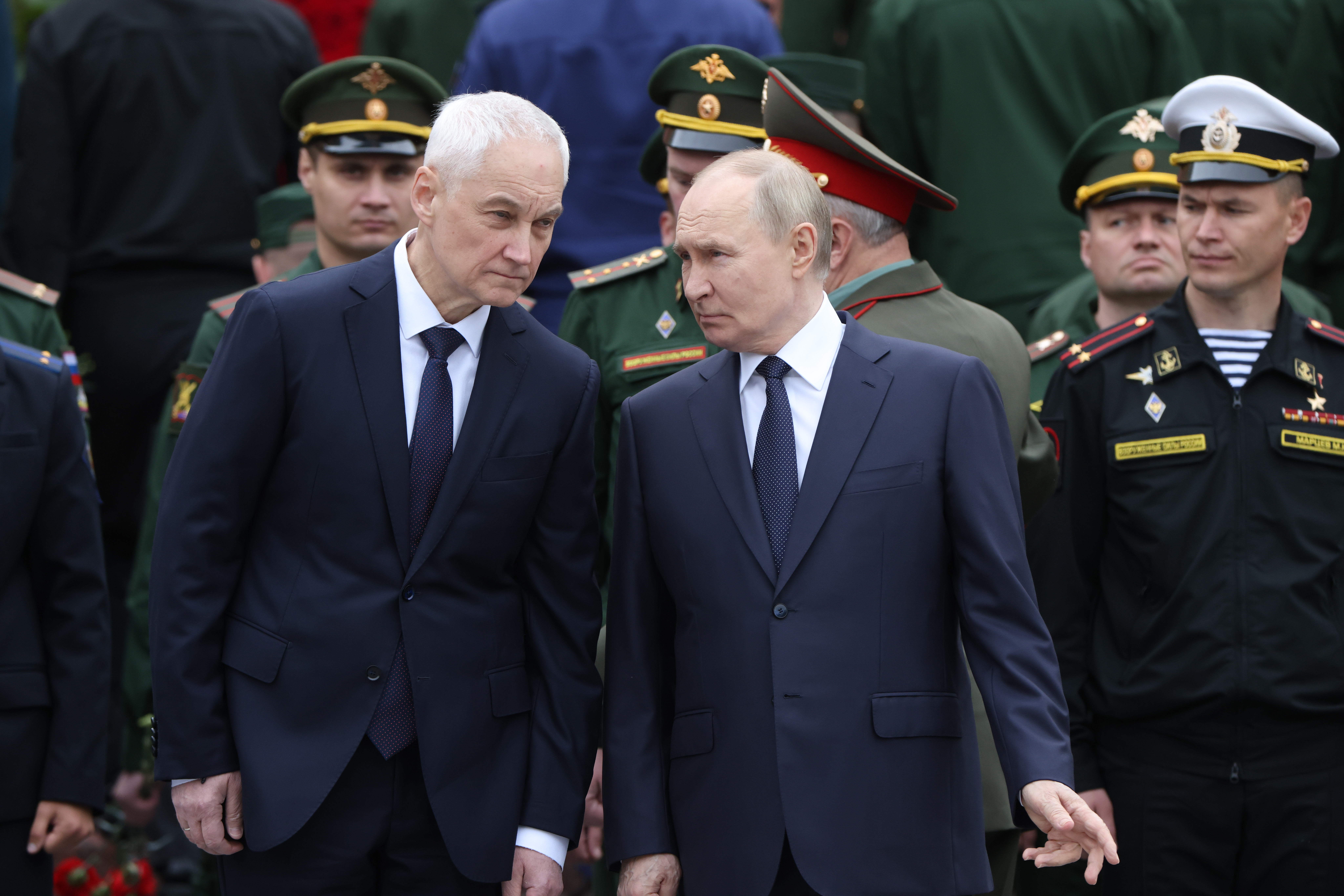 Scandal uriaș la Kremlin. Ministrul Apărării și-ar fi plimbat amanta în excursii prin Rusia cu un avion militar. VIDEO