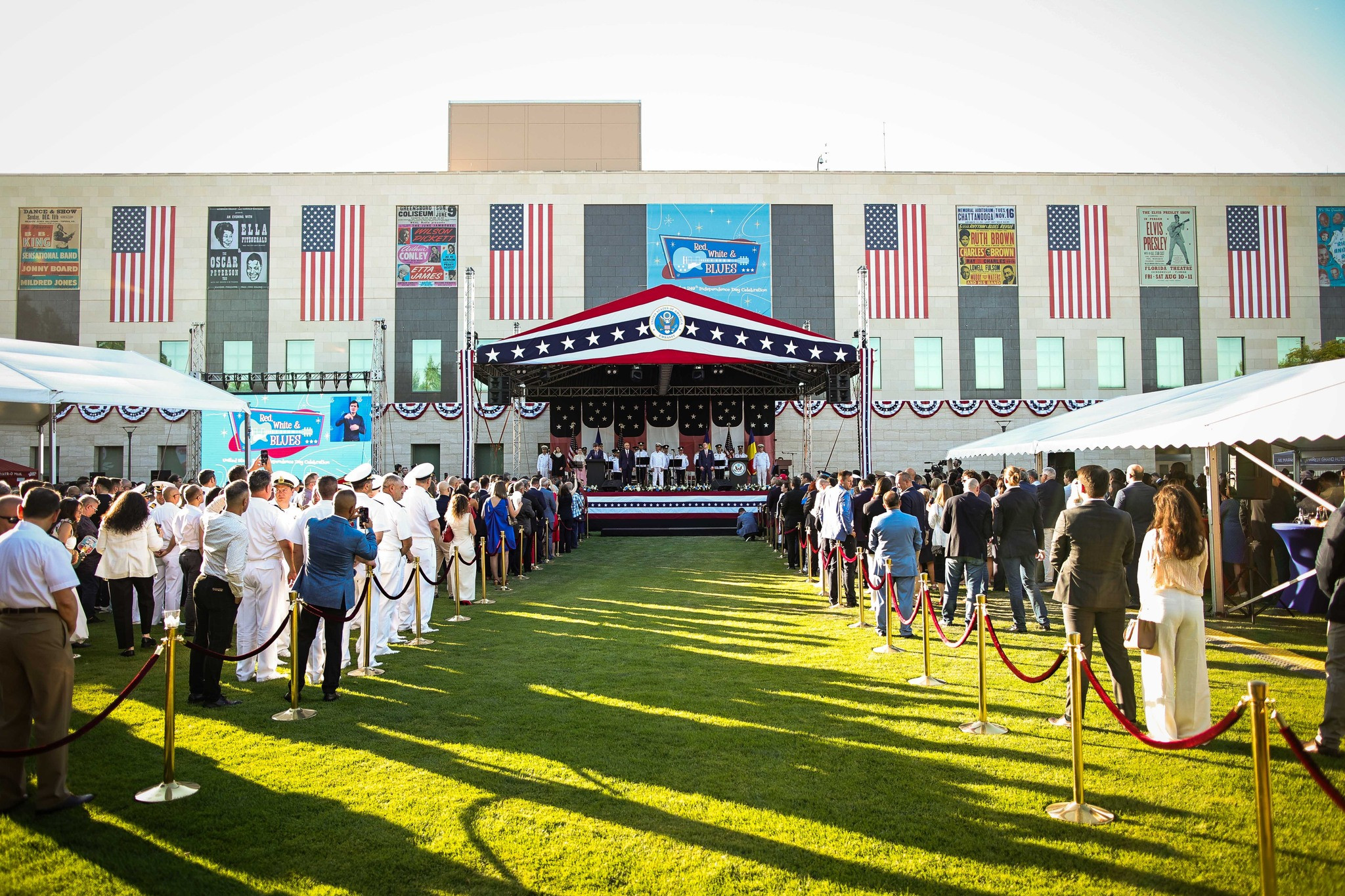 Ambasada SUA în România oprește activitatea pe Facebook, în lipsa fondurilor. Pașapoarte și vize, ”în măsura posibilităților”