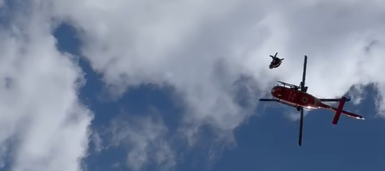 O femeie a căzut într-o râpă de 15 metri în Retezat. Elicopterul a intervenit în ultimul moment să o salveze