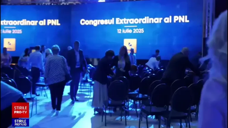 Momentul în care Ilie Bolojan s-a apucat să facă curat în sala unde avea loc Congresul PNL