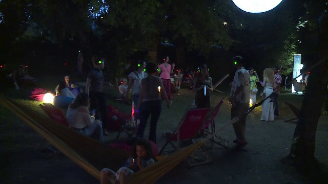 Silent party sub clar de lună, în inima Bucureștiului. Tinerii au dansat în liniște, cu muzica în căști