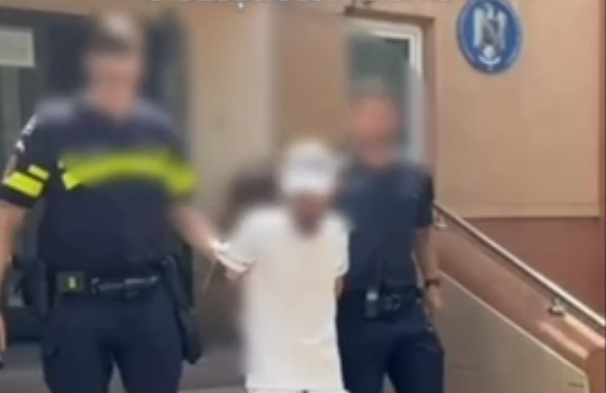 Un angajat al unei instituții publice, acuzat de lipsire de libertate și șantaj. Doi complici, sub control judiciar