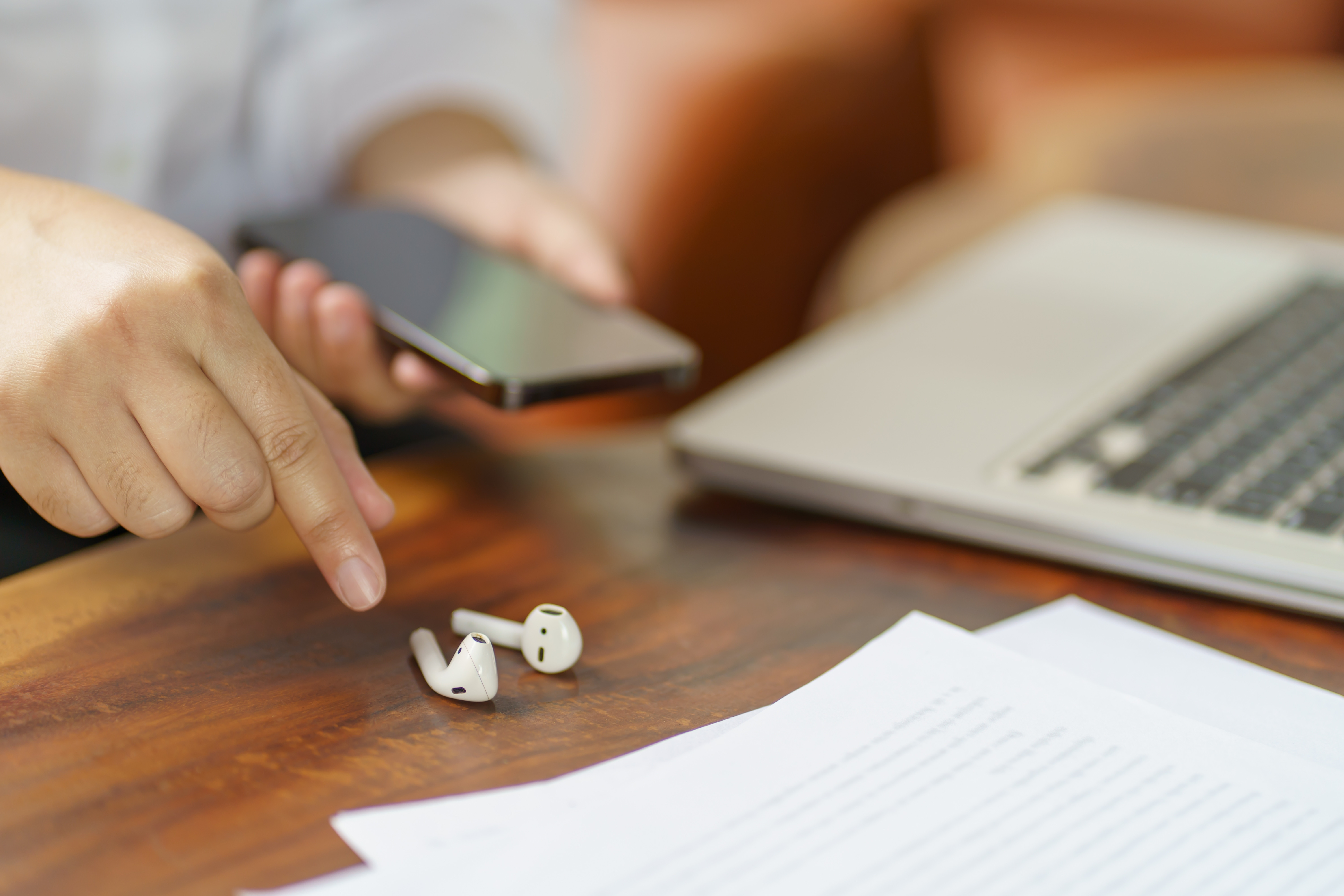 Căștile audio, un real pericol pentru urechi. Afecțiunile grave care pot fi cauzate de folosirea lor îndelungată