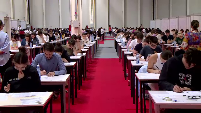 Mii de tineri au dat admiterea la facultățile de Medicină. Mulți spun că subiectele au fost mai grele decât în anii trecuți