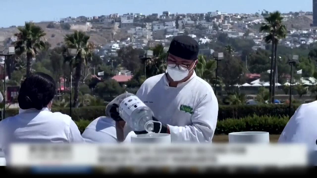 Cum arată recipientul în care s-au preparat 34.400 de litri de margarita. Măsoară 8 metri înălțime