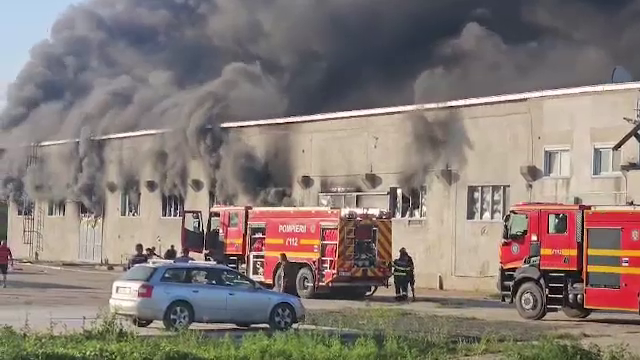 Incendiu de proporții la o hală din Timișoara. Fumul s-a văzut de la peste 20 de kilometri. A fost emis și un mesaj Ro-Alert