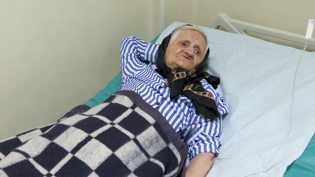 Aurica a fost abandonată de cei 9 copii în spital. I-a dat casa unuia dintre fii, care a transformat-o în grajd