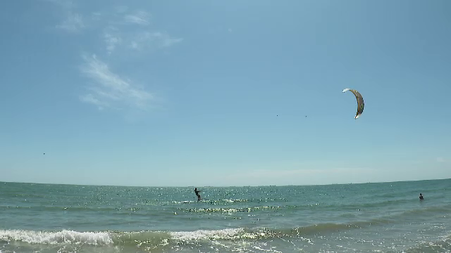 Adrenalină pe litoral. Sporturile nautice tot mai căutate de turiști, cu prețuri mai mici față de anul trecut