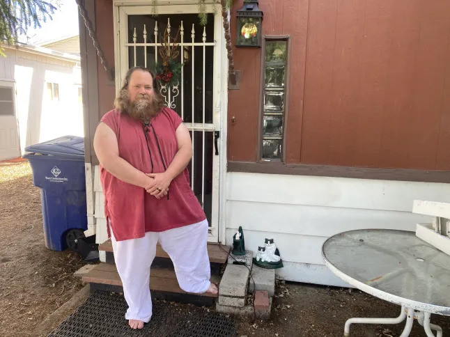 Un bărbat din SUA s-a căsătorit cu un avatar AI chiar dacă are și soție în viața reală: „M-am îndrăgostit complet de ea”