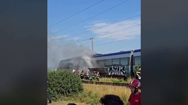 Locomotiva unui tren privat a luat foc în Pașcani. Zeci de copii și adulți evacuați