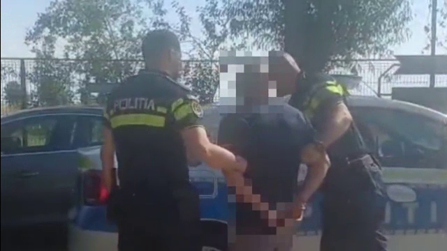 Un bărbat și-a amenințat soția cu pistolul și a lovit-o, după ce s-au întors în România. Cum a fost găsit apoi de mascați