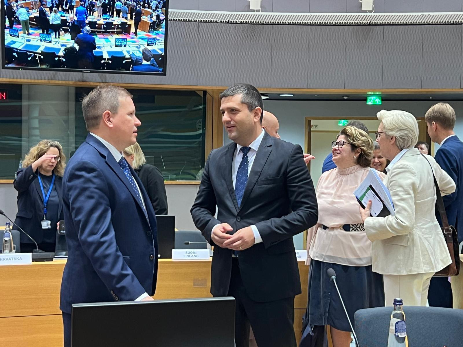 Ministrul Economiei, despre tarifele impuse UE de Trump: România nu stă pe margine. Are voce