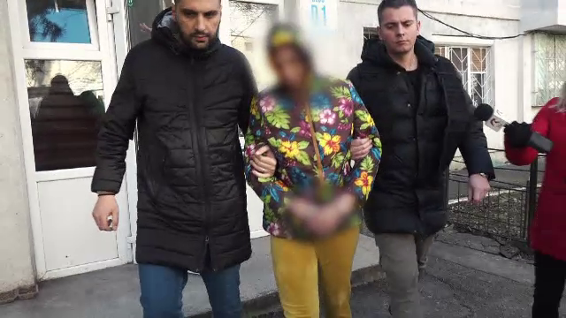 Ce pedeapsă a primit mama care și-a ucis în bătaie fetița de 9 ani. N-au scăpat nici unchiul și mătușa care au asistat pasivi