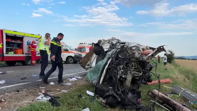 Mai multe persoane au ajuns la spital după un accident grav care s-a produs în Suceava între un microbuz și un camion