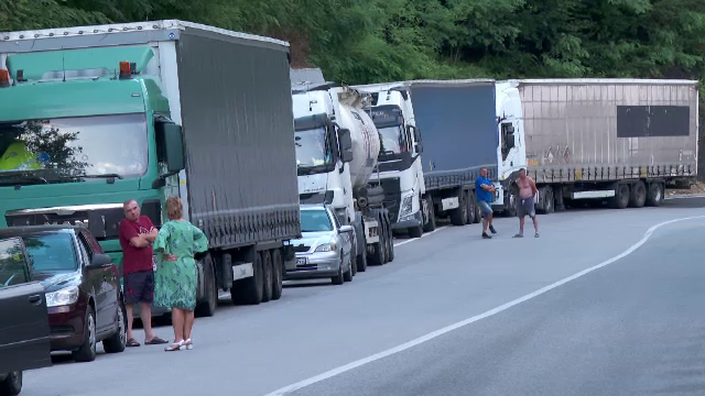Trafic paralizat între Arad și Bihor după ce o cisternă cu formol s-a răsturnat. Șoferii au stat blocați ore în șir