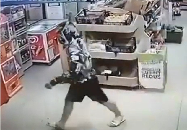 Un individ mascat a vrut să fure banii din casa de marcat a unui magazin din București, dar a renunțat. Ce l-a distras