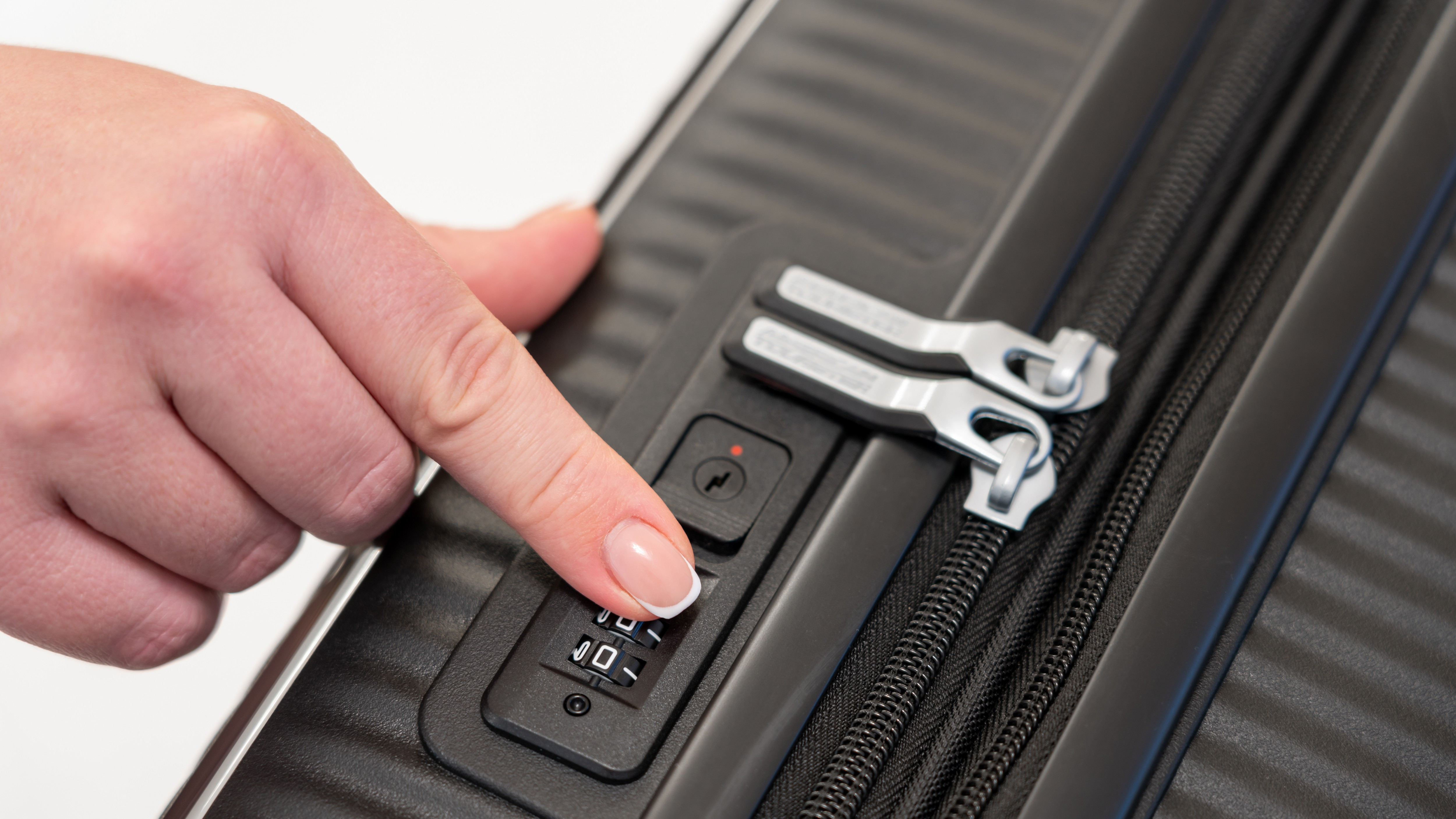 Cum să îți protejezi bagajele în vacanță. De la genți cu GPS, până la lacăte care trimit alerte de furt pe telefon