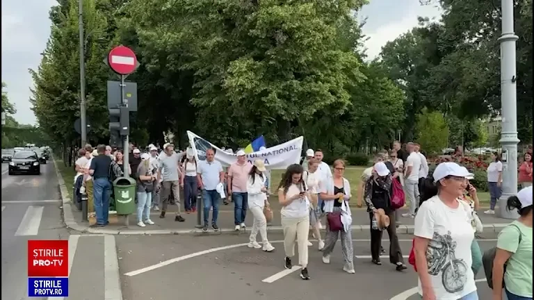 Mii de angajați MIPE și APIA protestează în Piața Victoriei. Care sunt revendicările sindicaliștilor. FOTO&VIDEO