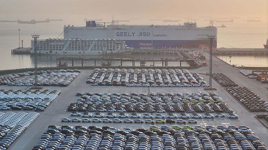 Un port din Europa s-a transformat într-o imensă parcare auto, din cauza tarifelor impuse de Trump. Mii de mașini, blocate